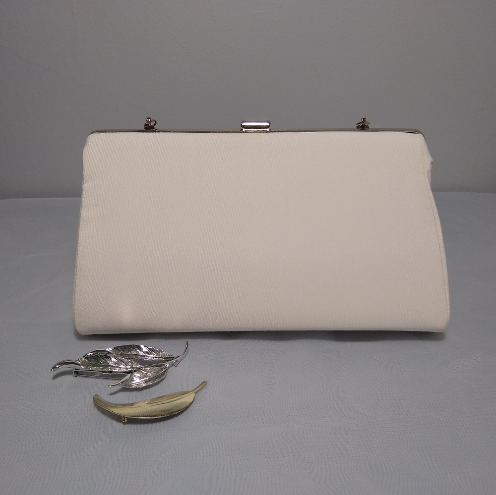 Vintage Women's White Clutch Purse NWT & Brouch - Picture 5 of 8